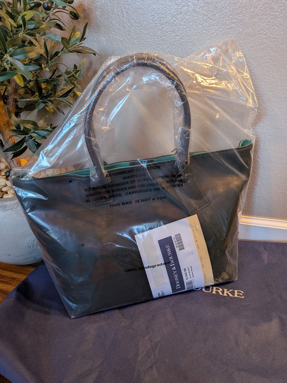 NWT! Dooney & Bourke Medium Russel Florentine Leather Tote in BLACK